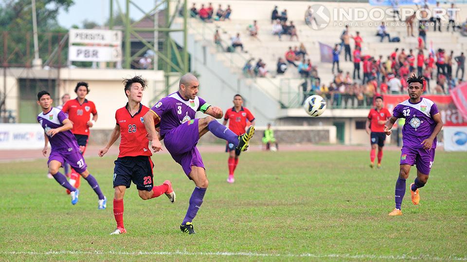 Kim Kurniawan dari PBR (jersey no 23) berhadapan dengan Luis Edmundo (jersey no 3) dari Persita pada pertandingan penentuan delapan besar di stadion Singaperbangsa, Karawang, Jumat (05/09/14).